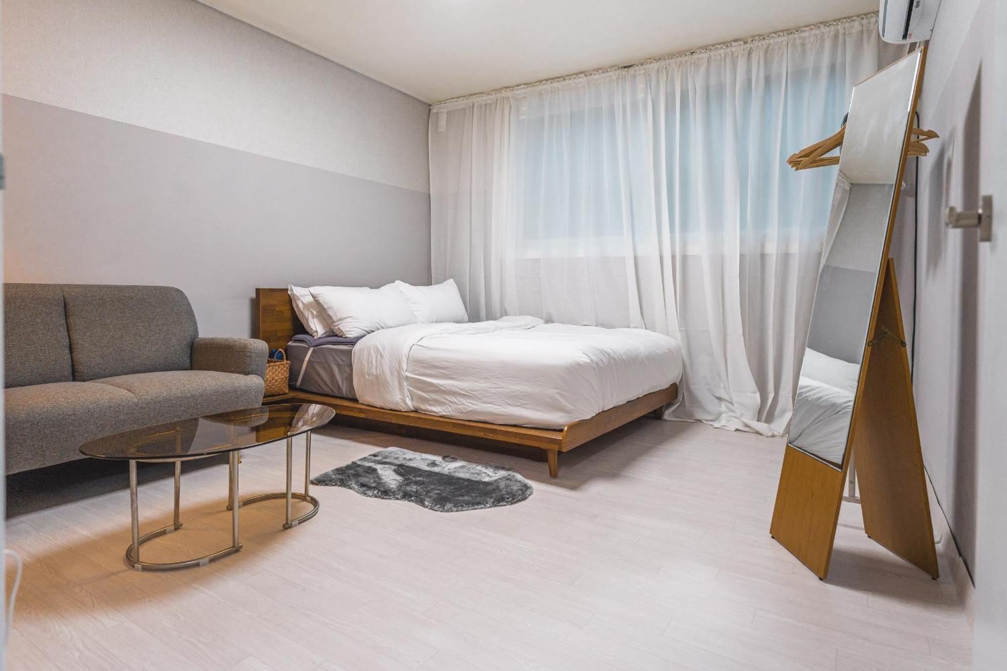 Apartment #hapjeong Station Cozy Chunbae's House *