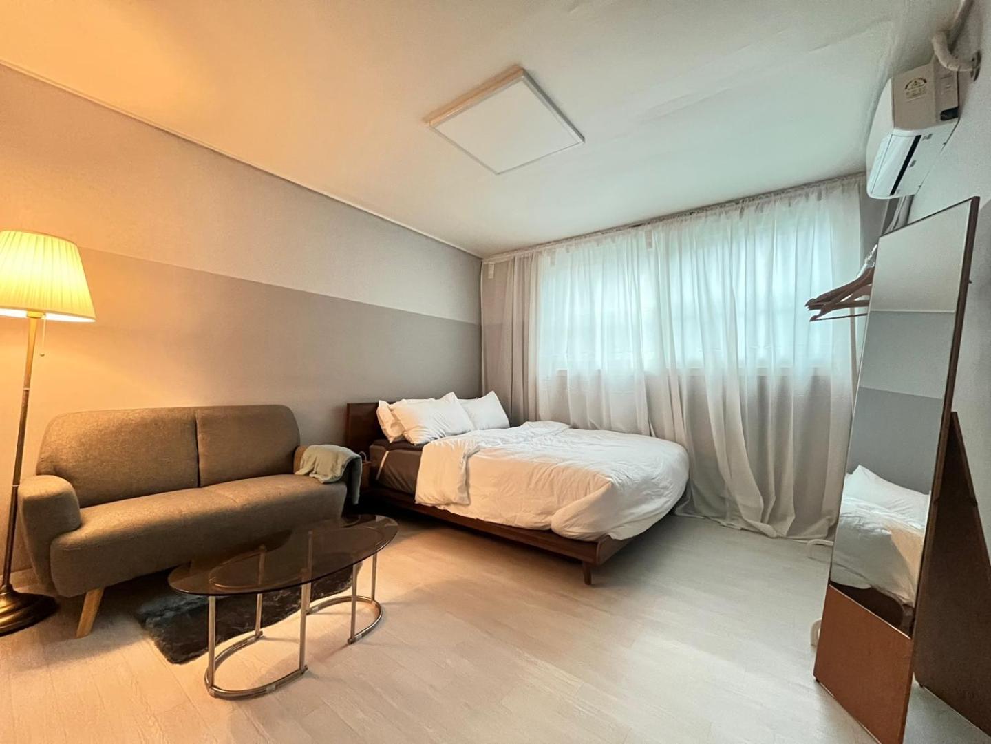 Apartment #hapjeong Station Cozy Chunbae's House